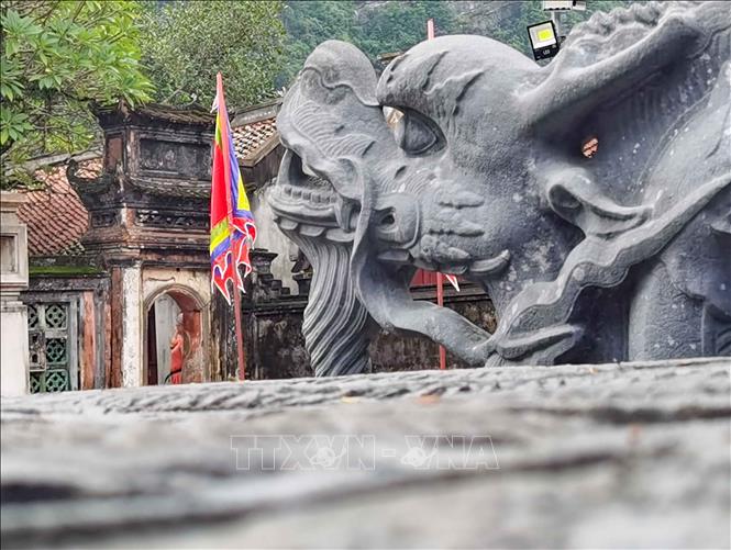 Đôi rồng đá bên Long sàng (trước Bái đường đền thờ vua Đinh Tiên Hoàng) cũng mang nhưng nét đẹp tinh xảo trong nghệ thuật chạm, khắc. Ảnh: Thanh Tùng - TTXVN