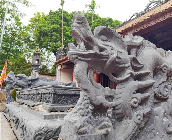 Đôi rồng đá bên Long sàng (trước Bái đường đền thờ vua Đinh Tiên Hoàng) cũng mang nhưng nét đẹp tinh xảo trong nghệ thuật chạm, khắc. Ảnh: Thanh Tùng - TTXVN