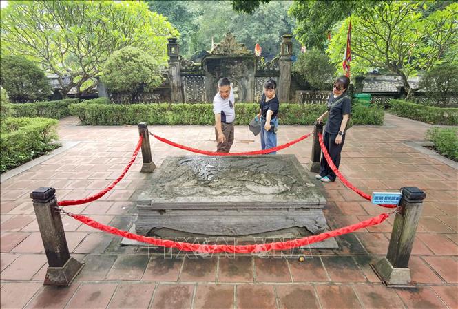 Xung quanh long sàng (trước Nghi môn ngoại đền thờ vua Đinh Tiên Hoàng) có 2 hàng chân, cột để cắm cờ bát biểu, vũ khí trong ngày hội, tượng trưng cho các thứ bậc của quan quân văn võ, trong đó có 10 thanh long đao tượng trưng cho 10 đạo quân. Ảnh: Thanh Tùng - TTXVN