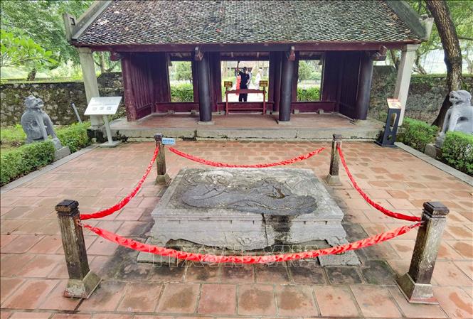 Long sàng trước Nghi môn ngoại đền thờ vua Đinh Tiên Hoàng được làm bằng đá xanh nguyên khối, tượng trưng cho bệ rồng lúc vua ngự triều. Ảnh: Thanh Tùng - TTXVN