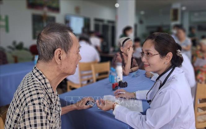 Người cao tuổi tại Viện dưỡng lão Tâm An (Thành phố Hồ Chí Minh) được khám sức khỏe sau lễ ký. Ảnh: Đinh Hằng - TTXVN
