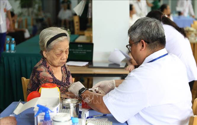 Người cao tuổi tại Viện dưỡng lão Tâm An (Thành phố Hồ Chí Minh) được khám sức khỏe sau lễ ký. Ảnh: Đinh Hằng - TTXVN