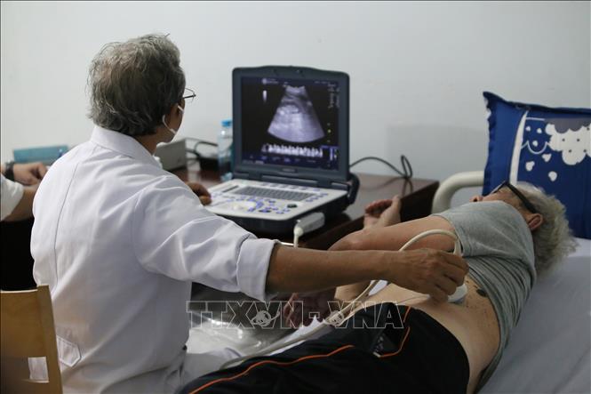 Người cao tuổi tại Viện dưỡng lão Tâm An (Thành phố Hồ Chí Minh) được khám sức khỏe sau lễ ký. Ảnh: Đinh Hằng - TTXVN