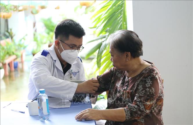 Người cao tuổi tại Viện dưỡng lão Tâm An (Thành phố Hồ Chí Minh) được khám sức khỏe sau lễ ký. Ảnh: Đinh Hằng - TTXVN