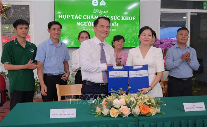 Đại diện Trung tâm Y tế Khu vực Thủ Đức (TP. Hồ Chí Minh) và đại diện Viện dưỡng lão Tâm An ký kết thỏa thuận hợp tác. Ảnh: Đinh Hằng - TTXVN