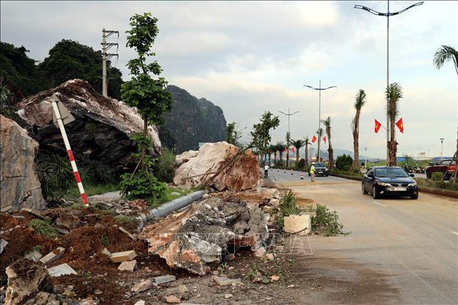 Sạt lở đá gây nguy hiểm cho người và phương tiện lưu thông qua khu vực đường bao biển nối Hạ Long – Cẩm Phả (cũ). Ảnh: Đức Hiếu - TTXVN
