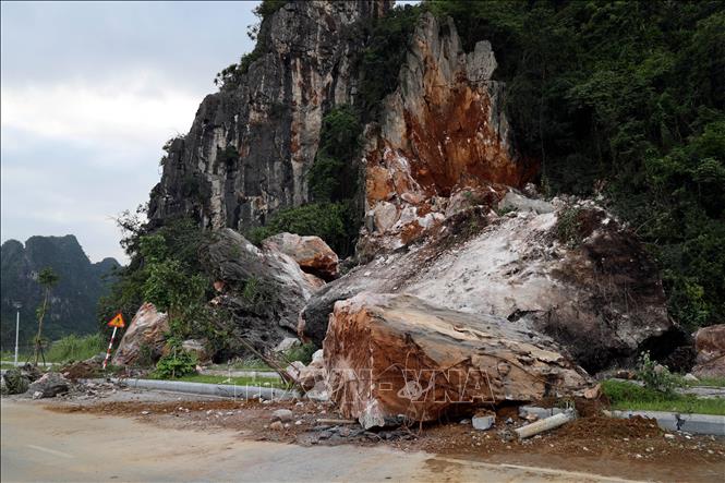 Sạt lở đá gây nguy hiểm cho người và phương tiện lưu thông qua khu vực đường bao biển nối Hạ Long – Cẩm Phả (cũ). Ảnh: Đức Hiếu - TTXVN