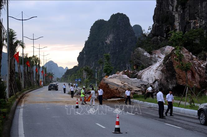 Sạt lở đá gây nguy hiểm cho người và phương tiện lưu thông qua Km 17+200, thuộc tuyến đường bao biển qua địa phận phường Quang Hanh (tỉnh Quảng Ninh). Ảnh: Đức Hiếu - TTXVN