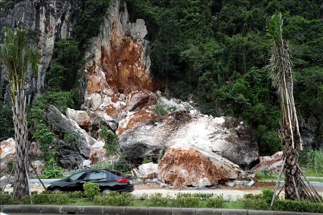 Sạt lở đá gây nguy hiểm cho người và phương tiện lưu thông qua khu vực. Ảnh: Đức Hiếu - TTXVN
