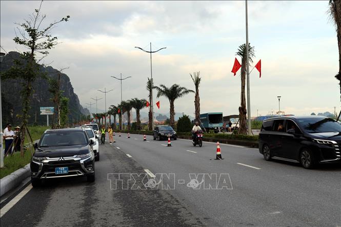 Lực lượng chức năng phân luồng đảm bảo an toàn giao thông. Ảnh: Đức Hiếu - TTXVN