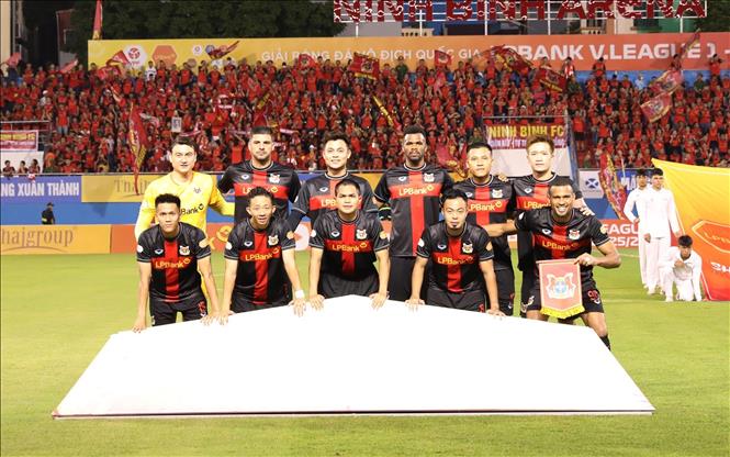 Ninh Bình FC ra sân với đội hình mạnh nhất để đón tiếp đương kim vô địch Thép Xanh Nam Định. Ảnh: Đức Phương - TTXVN