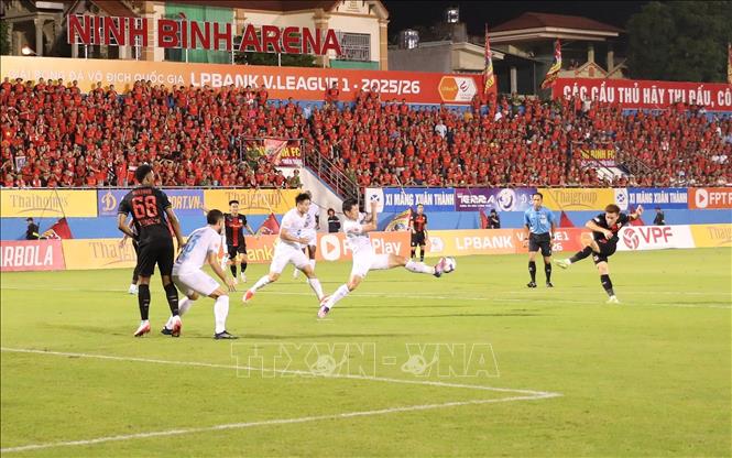 Hoàng Đức của Ninh Bình FC dứt điểm hiểm hóc mở tỷ số trận đấu. Ảnh: Đức Phương – TTXVN