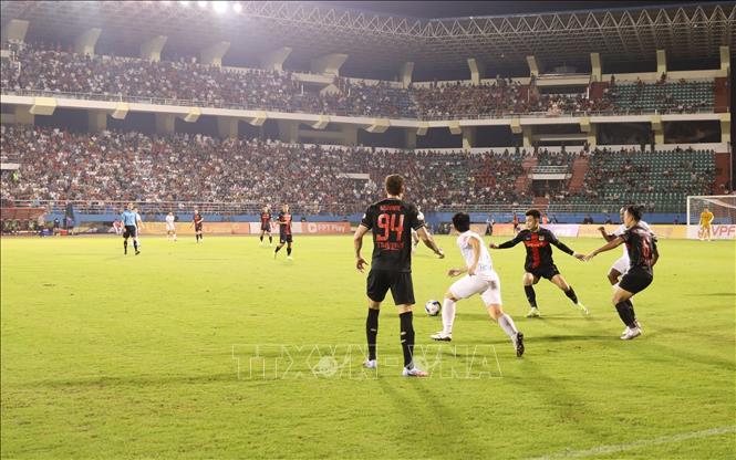 Ninh Bình FC và Thép Xanh Nam Định đã cống hiến cho khán giả một trận đấu hay. Ảnh: Đức Phương – TTXVN