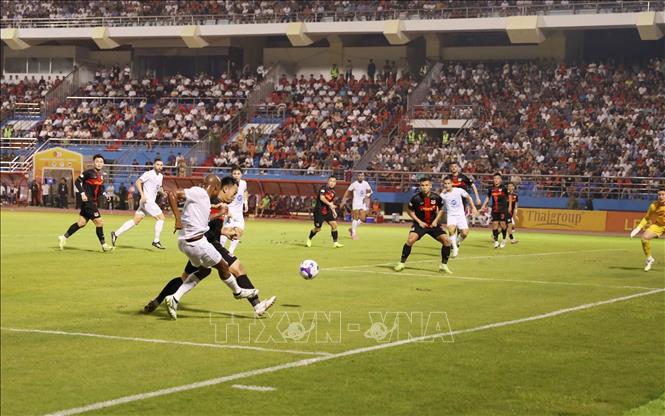 Pha tranh bóng giữa Ninh Bình FC và Thép Xanh Nam Định (áo trắng). Ảnh: Đức Phương – TTXVN