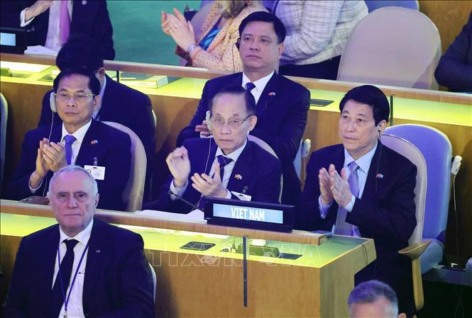Chủ tịch nước Lương Cường và thành viên đoàn Việt Nam tham dự Phiên họp cấp cao Kỷ niệm 80 năm thành lập Liên hợp quốc. Ảnh: Lâm Khánh – TTXVN