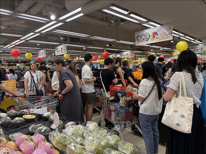 Khách đổ xô đến siêu thị Wellcome, tối 22/9. Ảnh: Mạc Luyện - PV TTXVN tại Hong Kong