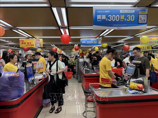 Người dân Hong Kong xếp hàng chờ thanh toán tại siêu thị Wellcome, tối 22/9. Ảnh: Mạc Luyện - PV TTXVN tại Hong Kong