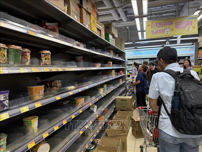 Quầy mì tôm tại các siêu thị thu hút đông người dân mua tích trữ phòng bão Ragasa. Ảnh: Mạc Luyện - PV TTXVN tại Hong Kong