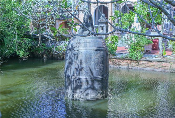 The thousand-year-old Co Le Pagoda in Ninh Binh is home to a 9-ton Dai Hong Chung bronze bell. Cast in 1936, the bell stands 4.2 meters tall with a diameter of 2.2 meters. VNA Photo: Công Luật