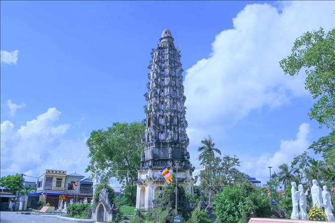 The highlight of Co Le Pagoda is the nine-story Lotus Tower (Thap Cuu Pham Lien Hoa), perched on the back of a giant turtle. Standing at 32 meters tall and constructed in 1927 from nine stacked lotus tiers, the tower is an architectural marvel. VNA Photo: Công Luật