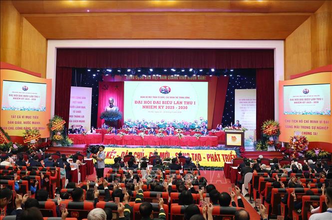 Các đại biểu biểu quyết tại Đại hội. Ảnh: Thống Nhất – TTXVN