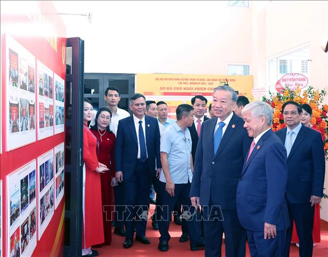 Tổng Bí thư Tô Lâm và các đại biểu xem triển lãm ảnh. Ảnh: TTXVN
