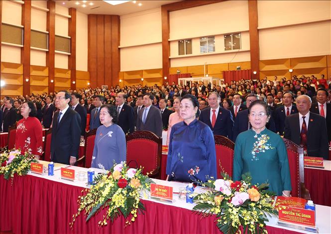 Các đại biểu thực hiện nghi lễ chào cờ. Ảnh: Thống Nhất – TTXVN