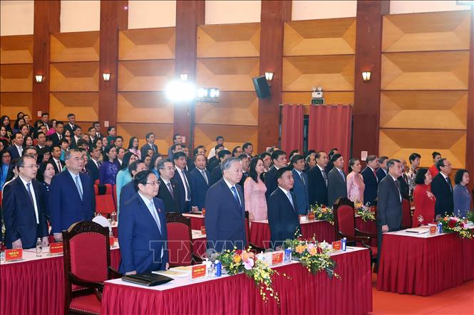 Tổng Bí thư Tô Lâm và các đồng chí Lãnh đạo, nguyên Lãnh đạo Đảng, Nhà nước thực hiện nghi lễ chào cờ. Ảnh: Thống Nhất - TTXVN