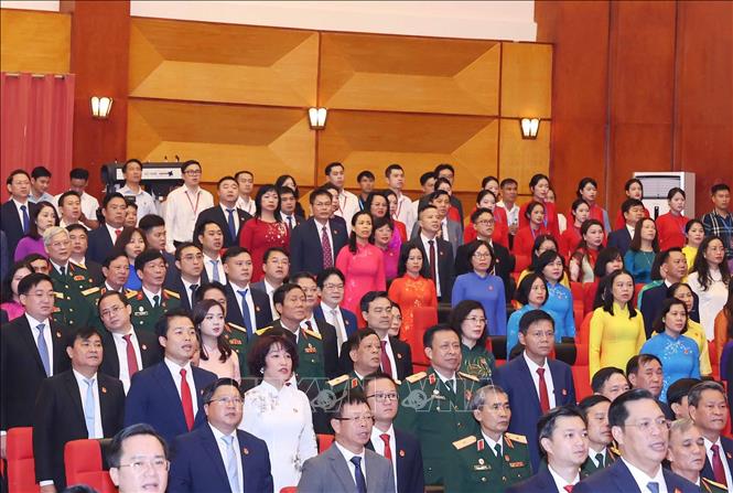 Các đại biểu thực hiện nghi lễ chào cờ. Ảnh: Thống Nhất – TTXVN