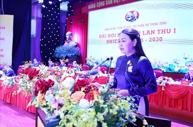 Bà Nguyễn Thị Thu Hà, Ủy viên Trung ương Đảng, Phó Bí thư Thường trực Đảng ủy MTTQ, các đoàn thể Trung ương, Phó Chủ tịch, Tổng Thư ký UBTƯ MTTQ Việt Nam trình bày Báo cáo chính trị. Ảnh: Minh Đức – TTXVN