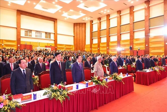 Các đại biểu thực hiện nghi thức chào cờ tại Đại hội. Ảnh: Minh Đức – TTXVN
