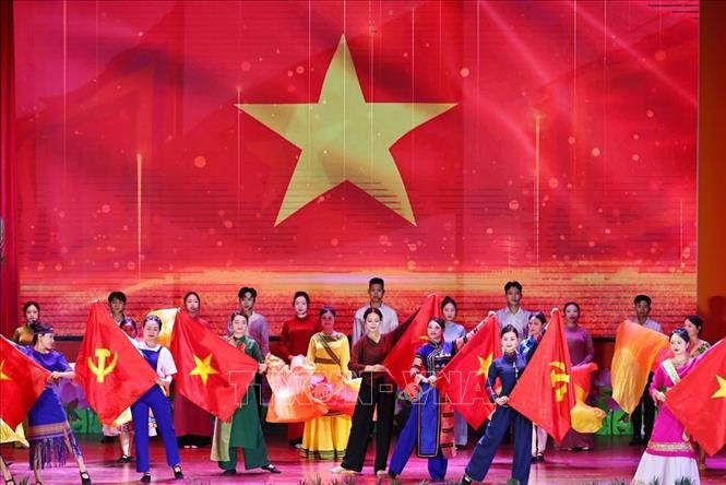 Văn nghệ chào mừng Đại hội đại biểu Đảng bộ MTTQ, các đoàn thể Trung ương lần thứ nhất, nhiệm kỳ 2025-2030. Ảnh: Minh Đức – TTXVN