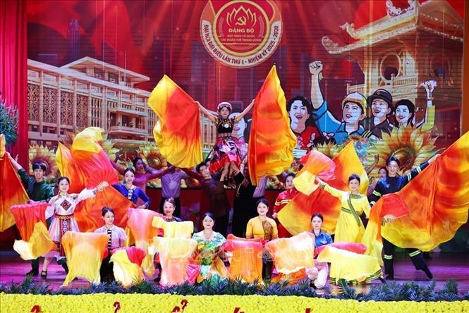 Văn nghệ chào mừng Đại hội đại biểu Đảng bộ MTTQ, các đoàn thể Trung ương lần thứ nhất, nhiệm kỳ 2025-2030. Ảnh: Minh Đức – TTXVN