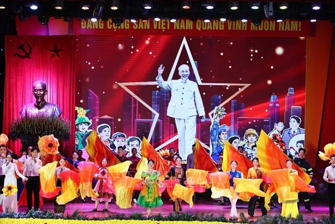 Văn nghệ chào mừng Đại hội đại biểu Đảng bộ MTTQ, các đoàn thể Trung ương lần thứ nhất, nhiệm kỳ 2025-2030. Ảnh: Minh Đức – TTXVN
