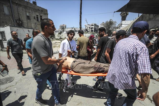 Nạn nhân bị thương sau cuộc không kích của Israel tại Gaza. Ảnh: THX/TTXVN