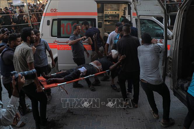 Nạn nhân bị thương sau cuộc không kích của Israel tại Gaza. Ảnh: THX/TTXVN