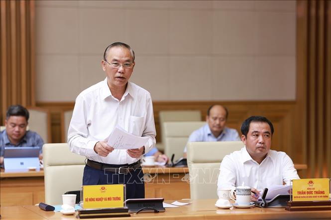 Thứ trưởng Bộ Nông nghiệp và Môi trường Phùng Đức Tiến báo cáo tình hình xử lý vi phạm trong việc khai thác hải sản. Ảnh: Dương Giang-TTXVN