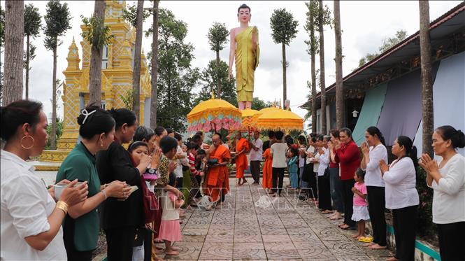Preparing food offerings to Buddhist monks at local pagodas. VNA Photo