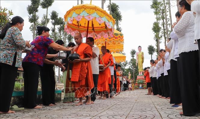 Khmer people in Vinh Tuong commune, Can Tho city prepare food offerings to Buddhist monks at local pagodas. VNA Photo