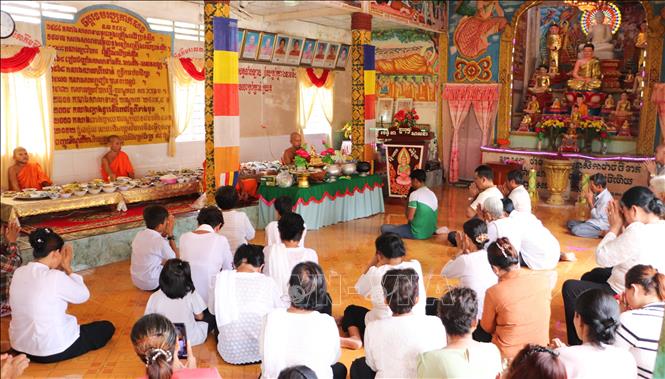 Khmer people in Vinh Tuong commune, Can Tho city gather at local pagoda for prayer and offering ceremony for the deceased. VNA Photo