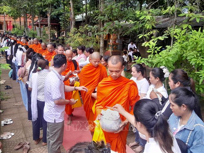 Khmer people in Loc Hung commune, Dong Nai province gather for offering ceremony at Soc Lon pagoda. VNA Photo