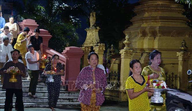 Khmer people in Ca Mau province come to offering ceremonies held in local pagodas. VNA/Photo by courtesy