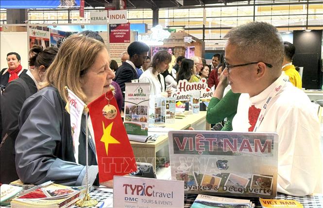 Khách hàng tìm hiểu các điểm đến du lịch của thủ đô Hà Nội và các địa phương khác của Việt Nam. Ảnh: Hữu Chiến - P/v TTXVN tại Paris