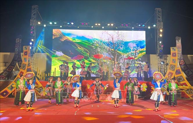 Liên hoan văn nghệ dân gian - Phiên chợ vùng cao năm 2025 thu hút hơn 200 nghệ nhân, diễn viên đến từ 22 xã biên giới và miền núi ở Thanh Hóa. Ảnh: Hoa Mai - TTXVN