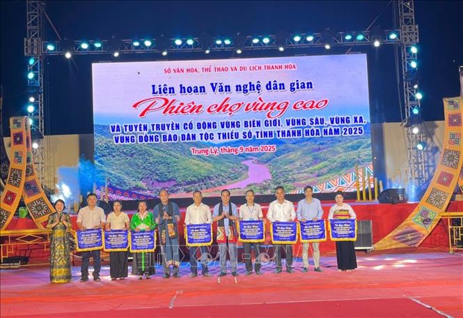 Ban Tổ chức trao giải cho các đoàn tham dự liên hoan. Ảnh: Hoa Mai - TTXVN