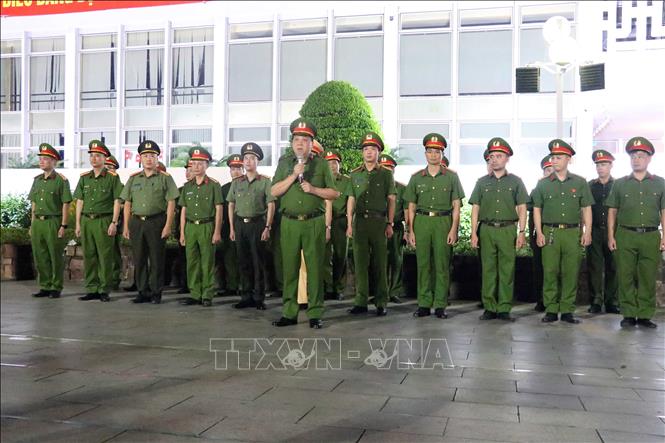 Đại tá Bùi Trung Thành, Phó Giám đốc Công an thành phố Hải Phòng phát biểu tại lễ ra quân, tối 23/9/2025. Ảnh: Hoàng Ngọc – TTXVN