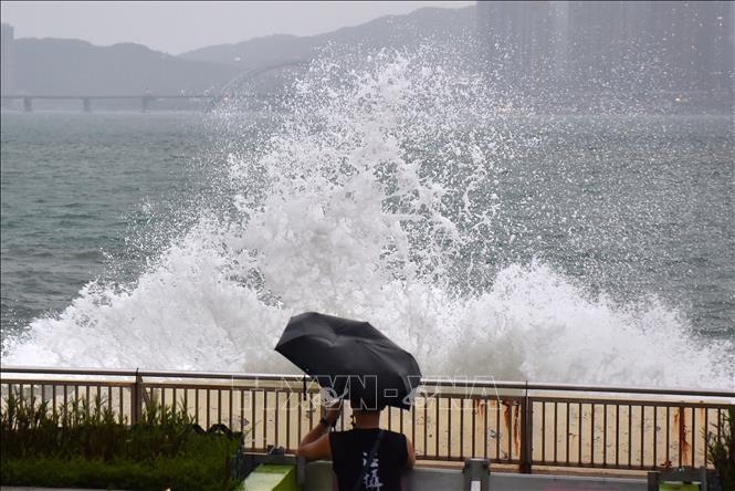 Sóng lớn xô vào bờ biển khi siêu bão Ragasa đổ bộ vào Hong Kong, Trung Quốc, ngày 23/9/2025. Ảnh: THX/TTXVN