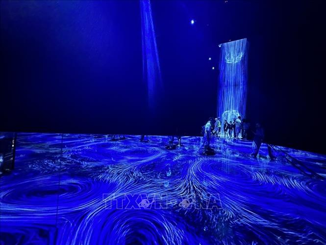 Trình chiếu ánh sáng mô phỏng thác nước khổng lồ với những dòng xoáy nước. Ảnh: Nguyễn Tuyến – PV TTXVN tại Nhật Bản