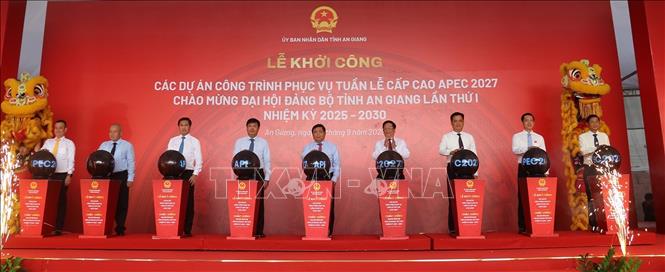 Các đại biểu thực hiện nghi thức khởi công, khởi động các dự án, công trình. Ảnh: Lê Huy Hải - TTXVN