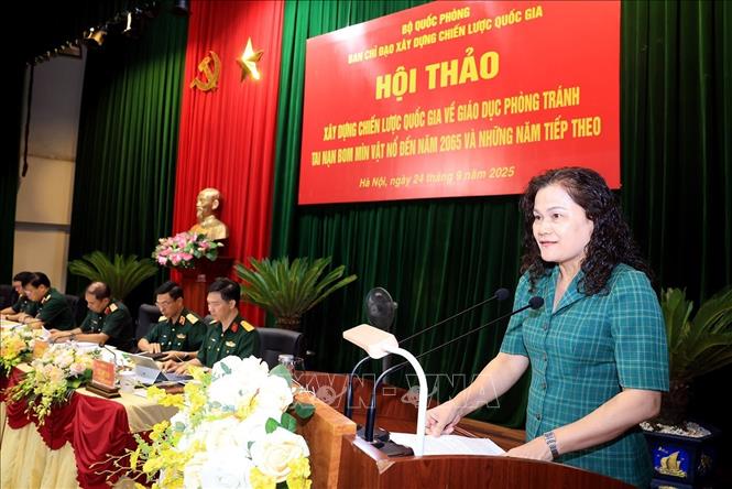 Phó Tổng giám đốc Thông tấn xã Việt Nam Nguyễn Thị Sự trình bày tham luận tại hội thảo. Ảnh: Tuấn Anh - TTXVN